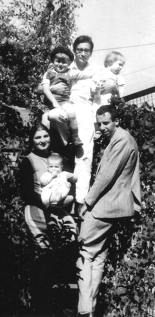 Margaret Randall, Sergio Mondragón, and children with Miguel Grinberg (Mexico City, 1965)